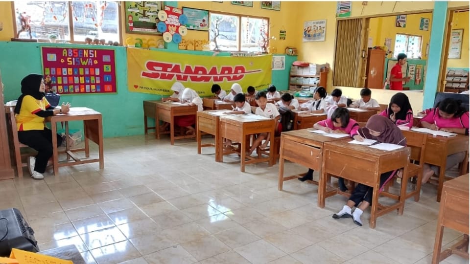 kegiatan mengajar anak-anak di sekolah