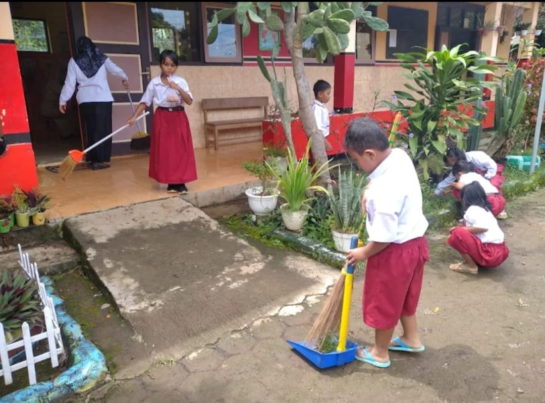 bersih-bersih halaman sekolah